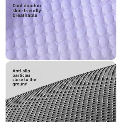 🐶50% KORTING🧊 Stop met het zien van je hijgende hond op de hete vloer! Dit is geen gewoon matje, dit is een persoonlijke airco voor zijn vacht. De zijde absorbeert zijn hitte en blijft urenlang ijskoud!
