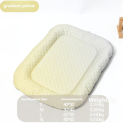 🐶50% KORTING🧊 Stop met het zien van je hijgende hond op de hete vloer! Dit is geen gewoon matje, dit is een persoonlijke airco voor zijn vacht. De zijde absorbeert zijn hitte en blijft urenlang ijskoud!