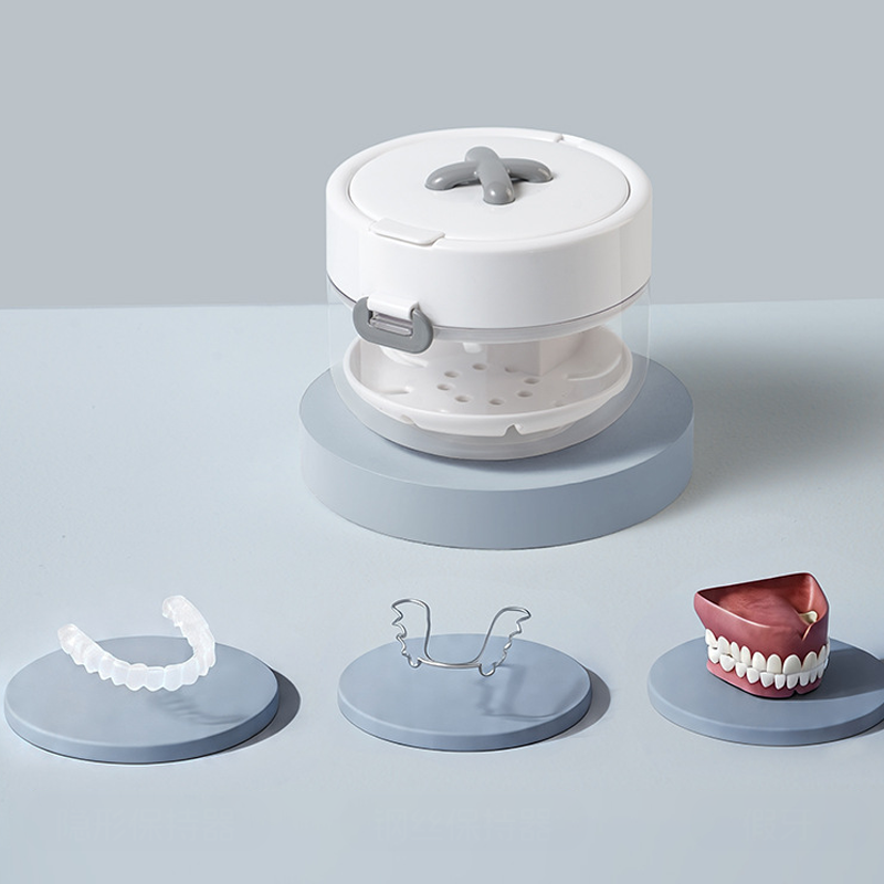🧳🦷 50% KORTING! Stop met het zoeken naar dat ene losse borsteltje! Dit koffertje is je persoonlijke beugel-assistent: bad, tools, spiegel – alles in één. Je beugel wordt nooit meer verloren of vies, en jij loopt met een stralende glimlach de deur uit