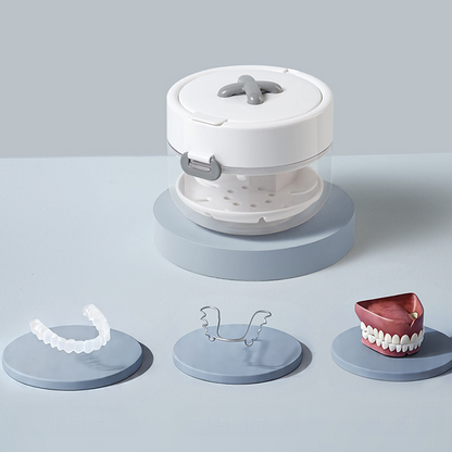 🧳🦷 50% KORTING! Stop met het zoeken naar dat ene losse borsteltje! Dit koffertje is je persoonlijke beugel-assistent: bad, tools, spiegel – alles in één. Je beugel wordt nooit meer verloren of vies, en jij loopt met een stralende glimlach de deur uit