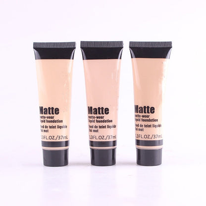 Vlekkeloze matte vloeibare foundation