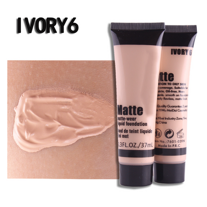Vlekkeloze matte vloeibare foundation