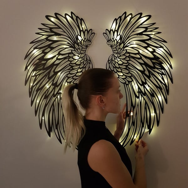 🌟Metalen muurkunst met verlichte vleugels