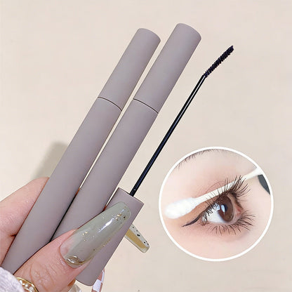 Vlekbestendige mascara met vezels voor lange krullen